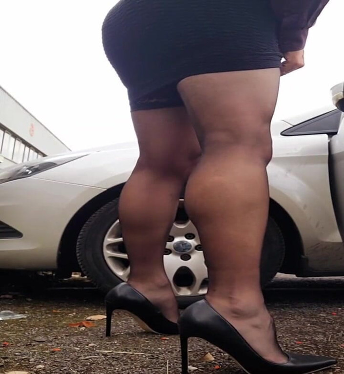 Skittle: Камшот кроссдрессера на автостоянке