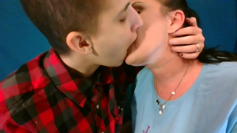 Abby Anna: 20 solid minutes of lesbian kissing