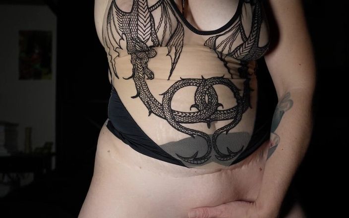 Hecate Reigns: Milf eyacula una y otra vez en lencería transparente