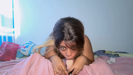 SexyButtrfly: Cewek seksi kulit hitam nyepong kontol pakai dildo ukuran raksasa