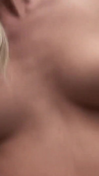 La teen bionda Deniska gioca con dei kinky giochi a tre con uomini mascherati
