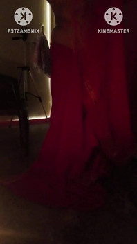 Pankhuri Kunal, Tournage Dans Une Chambre D’hôtel Rouge
