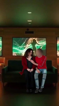 Masturbuji manažera karaoke klubu a manžel všechno natáčí