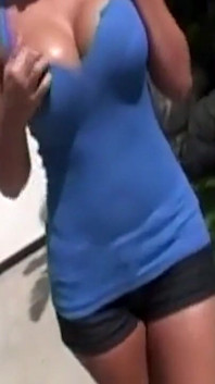 Zralá děvka si prstí zadek, zatímco je hluboko bušena