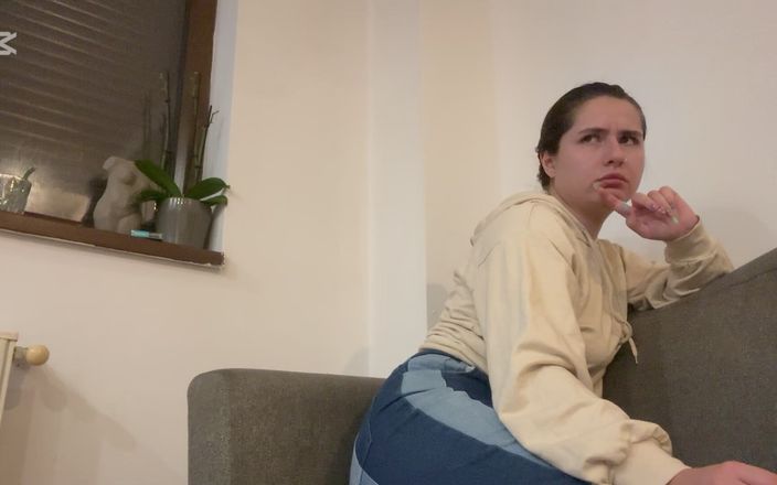 NipsAndStrips: Scoregge frizzante sul divano
