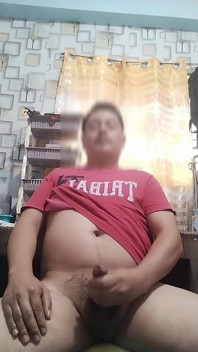 一个英俊的菲律宾男人，他很能拥抱，他粗大的鸡巴很棒坐着。