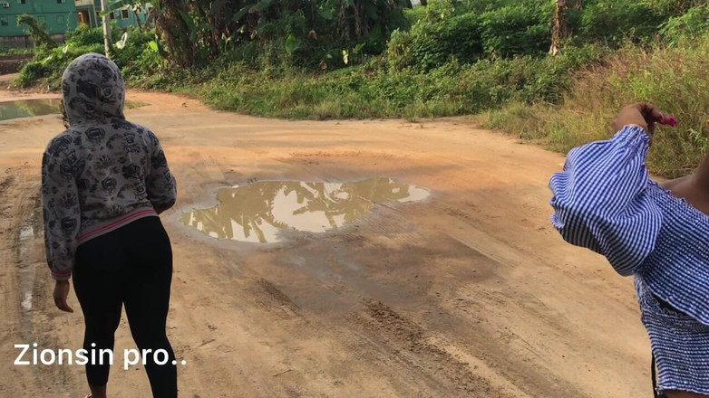 Zion: Kekasih lesbian afrika lagi asik main di luar ruangan