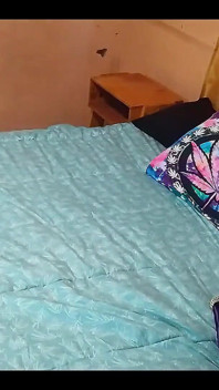 Nachytal jsem svou nevlastní matku, jak hledá něco pod postelí. s jejím obrovským zadkem v plném pohledu.
