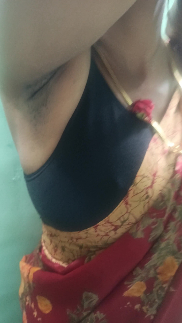 Inba: Cikgu Kolej Chennai Beromen Saree Di Rumah Tetamu