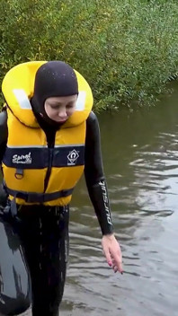 Lifejacket e la muta muta intima salvano lucy dal disastro del fiume