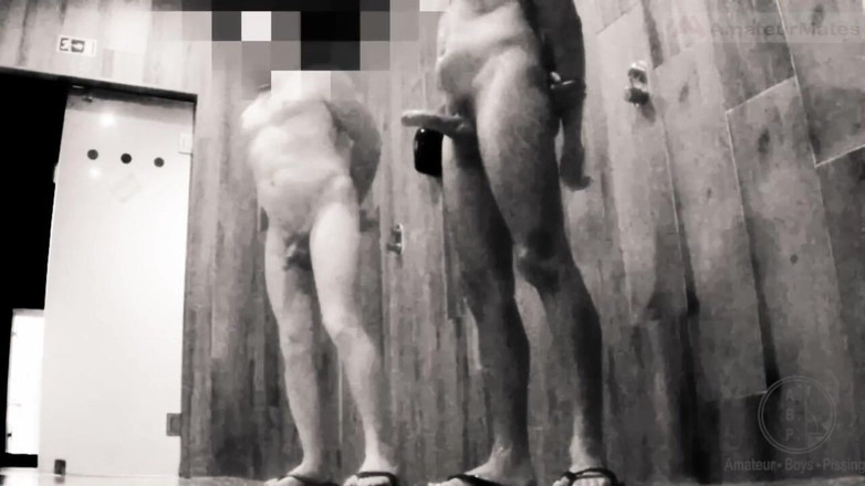 AmateurBoysPissing: Een jongen praat met zijn geile stiefvader in de openbare...