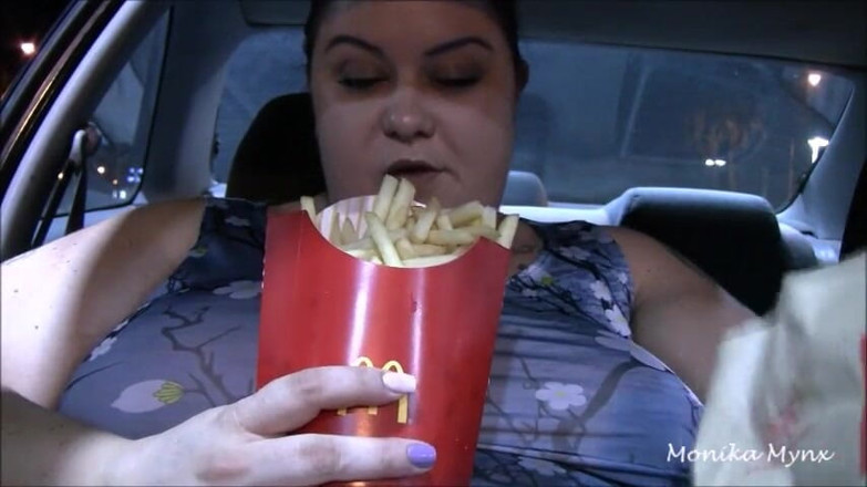 BBW Pleasures: Cewek super semok lagi asik jilat memek di dalam mobil...