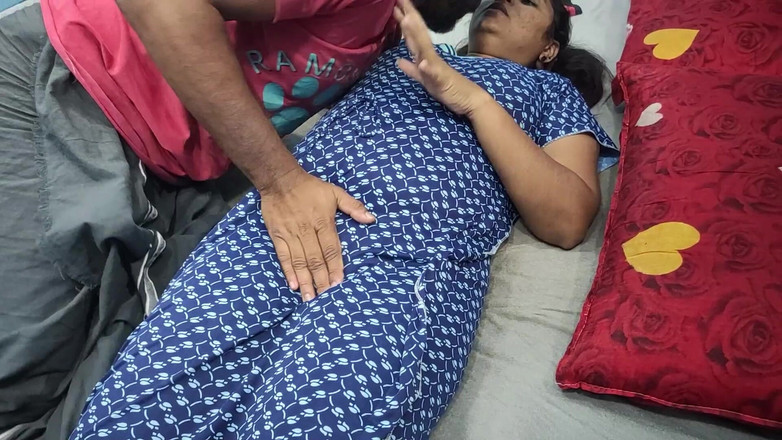 Vaigavarun45: Üvey oğlu karısı evde yokken üvey annesiyle baştan çıkarıyor ve sert sikişiyor