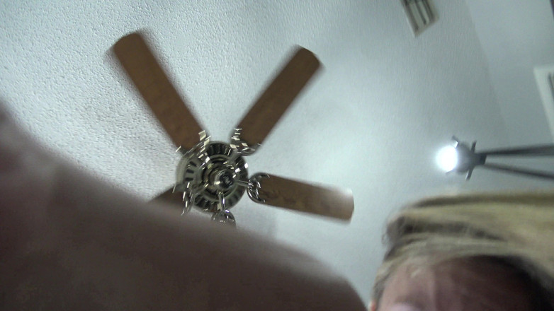 Teddy Tarantino: 若いブロンドのスローン・ハーパーとラテン系熟女のアレクサ・ベガがテディ・タランティーノと素晴らしい3Pを交わす