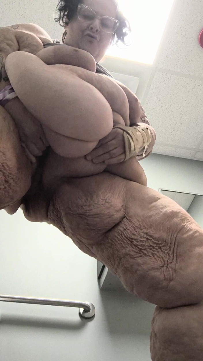 HerculesnVENUS: 바닥에 서있는 발정난 털이 무성한 보지 착륙