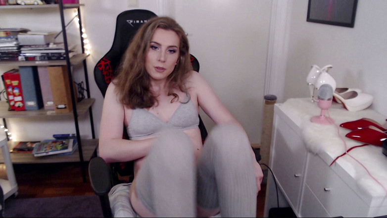 Evie Frost: Roztomilá transgirl v šedých punčochách tvrdě stříká