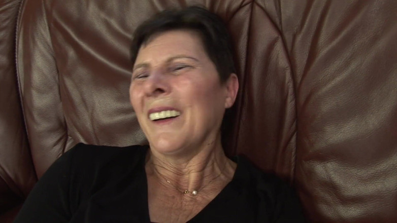 Solo Sex: Cette mamie de 65 ans adore son gode !