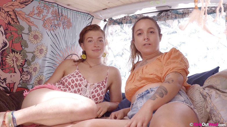 Girls Out West: Tatuerade lesbiska sötnosar slickar varandras håriga fitta och använder analleksaker