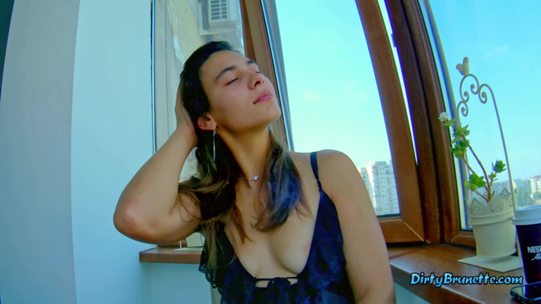 Dirty Brunette: Incrível morena fumando e se masturbando