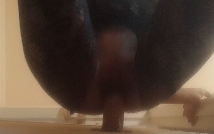 LauraOnHeels: 穿着高跟鞋和紧身连衣裤，在寻欢洞里用鸡巴抽插我的嘴巴和阴户