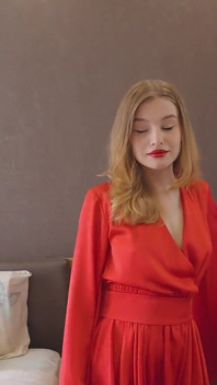 Blowjob mendalam basah dari isteri cantik dalam pakaian merah