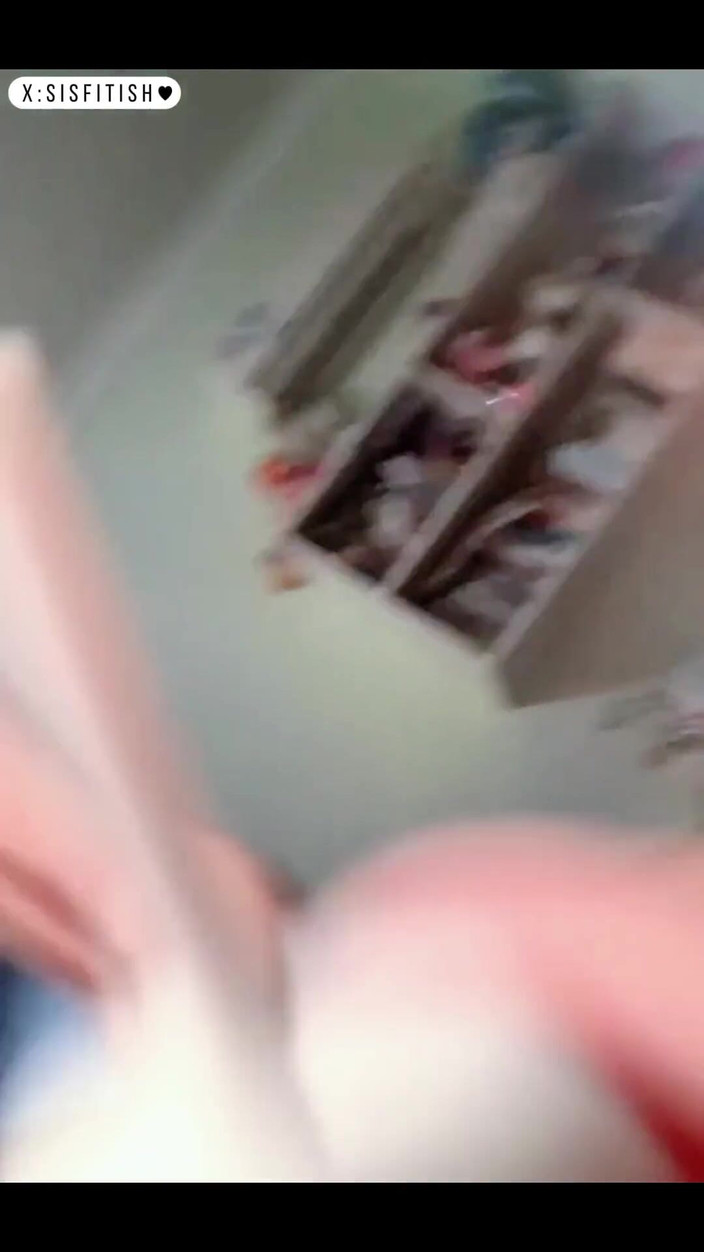 sisfetish: 角色扮演黑丝袜和高跟鞋，一个性感诱人的警察，你还能起床明天上班吗？