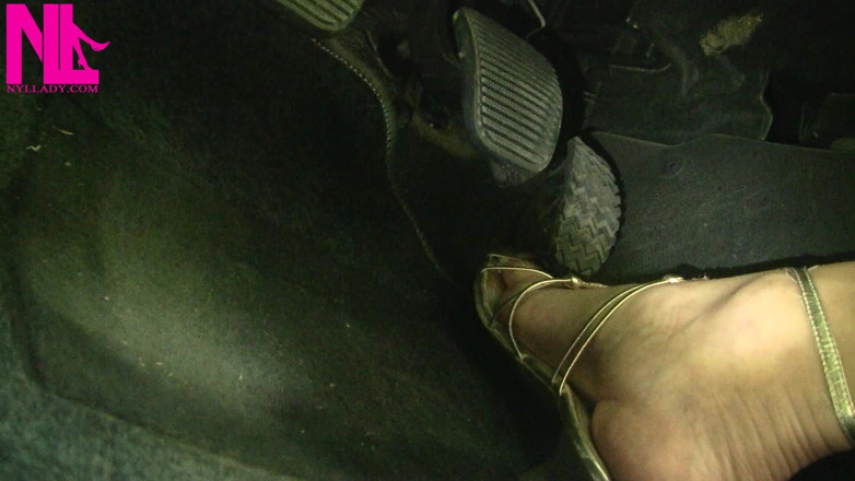 Nyllady: Altın Saldals Barefeet'te Toskana'nın tepelerinde sürüş