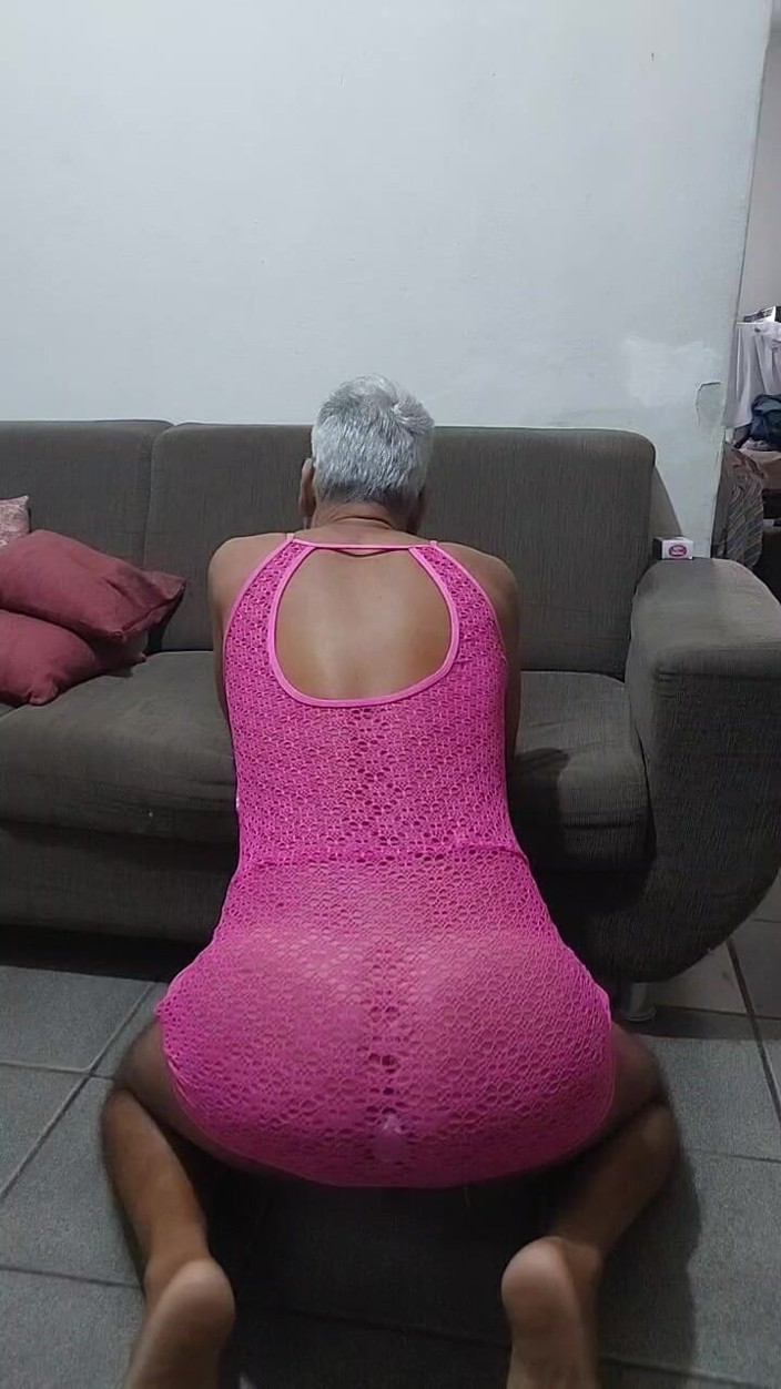 Ladysilvas: Muy sexy Ladysilva en el sofá con un tapón en...