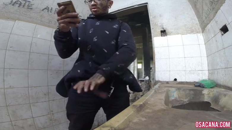 World Gay: Я перепрыгнул через стену, чтобы подрочить в дрожащем сарае