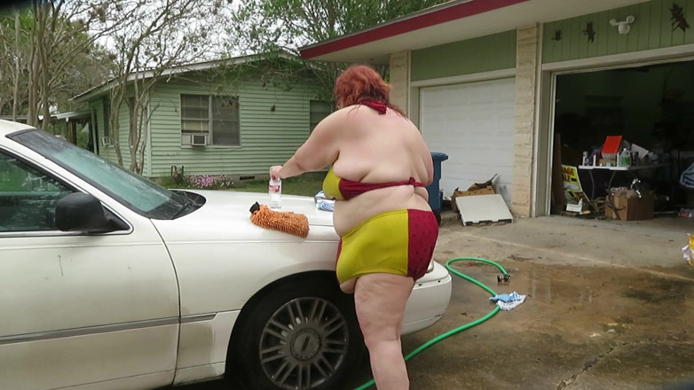 BBW nurse Vicki adventures with friends: Autolavaggio dentro e fuori dal mio bikini di ferro uomo...