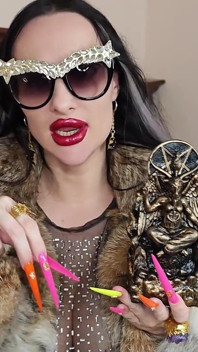 Adore mes ongles néon extrêmement longs, Satan et mes fourrures