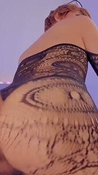 Sexy roztomilý femboy Ken zkoumá svůj tlustý zadek pomocí hraček