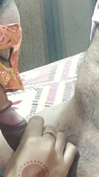 Excitată Pirya Bhabhi se bucură să sugă pula partenerului ei și să dea o muie