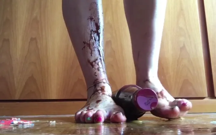Niki studio: Sexy High Heels Crushing Egg