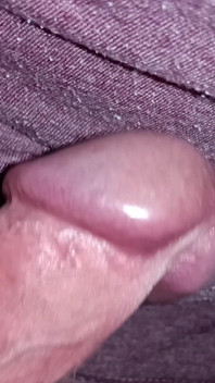 De cerca una gran polla masturbándose, paja, corriéndose viendo porno - Rockard Daddy