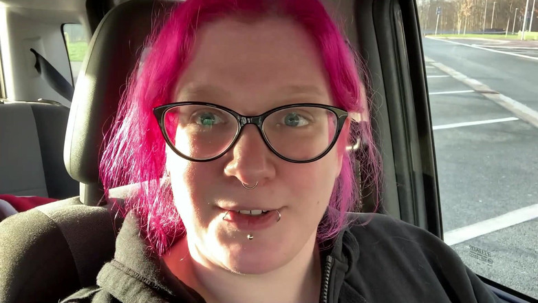 Abby Strange: ぽっちゃりドイツ人アビーストレンジ - おしっこコンピレーション、屋外放尿