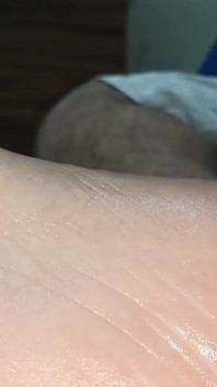 Geölt, solo glatter fußfetisch necken