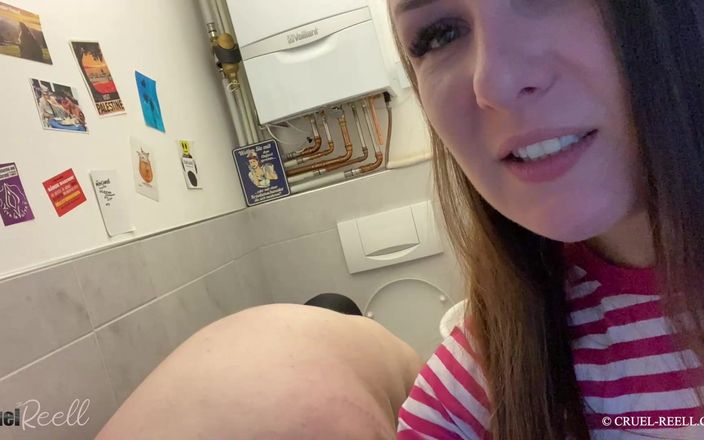 Cruel Reell: Vrouw gebruikt haar slaaf in het toilet
