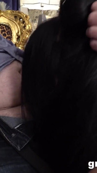 조부모가 어린 학생을 가르치는 늙은 학자들