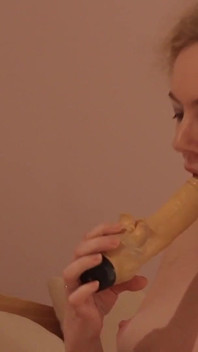 Nadržená blonďatá hospodyňka Peska se dotýká sama sebe v posteli