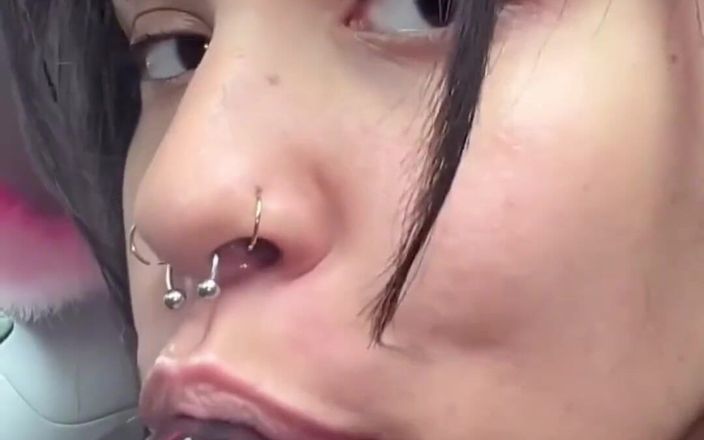 theunholychi: Vibrator neglijaculat suge pula pe bancheta din spate