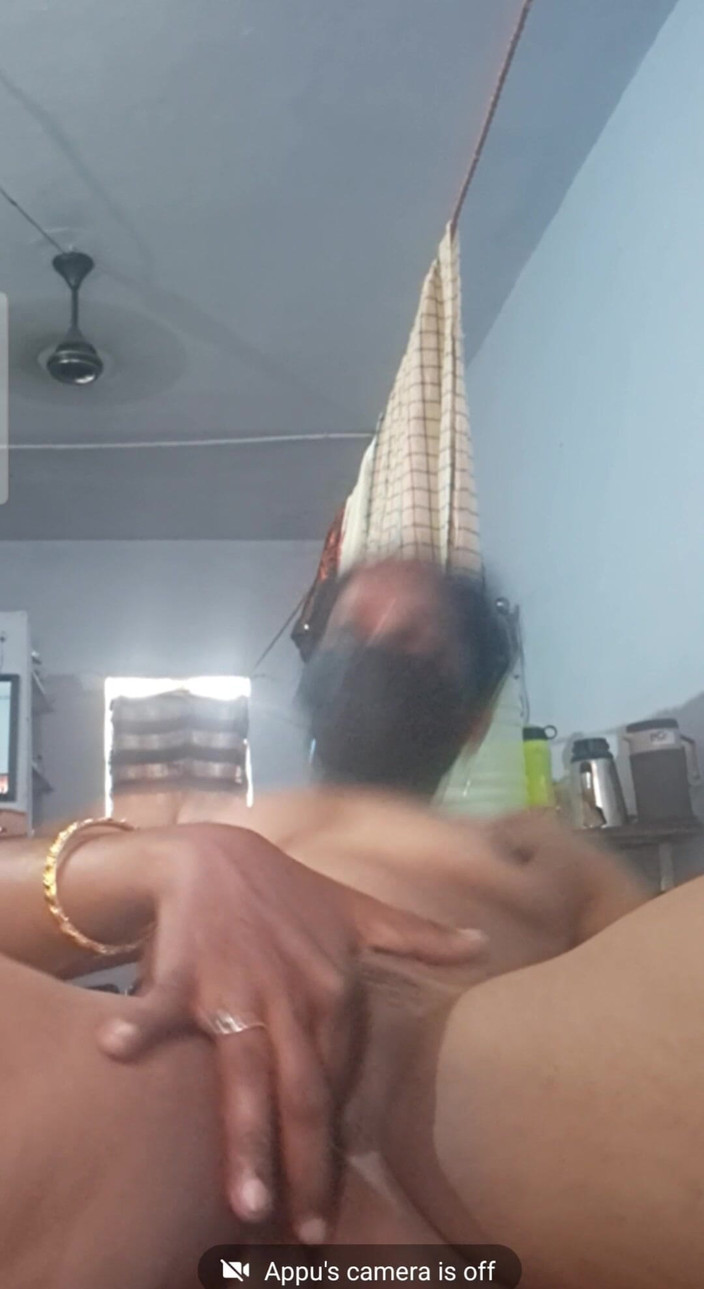 Jayaselvi: Dì Tamil móc cua và đi tiểu