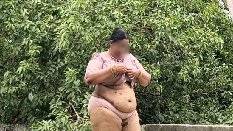 Anne Ipe: Gordita en faldas blancas y rosadas para desnudarse completamente y...