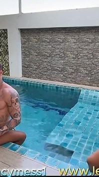 Une maîtresse en plein air à gros nichons se tape son mec musclé à gros cul à la piscine