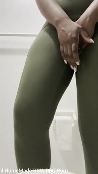 Desesperado por orinar meando mis pantalones en polainas de nylon