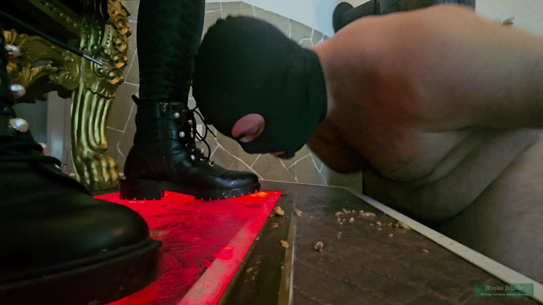 Strict Senz: モニカ・シュミット 汚れた靴底 舐める巨人女性 ブーツ崇拝