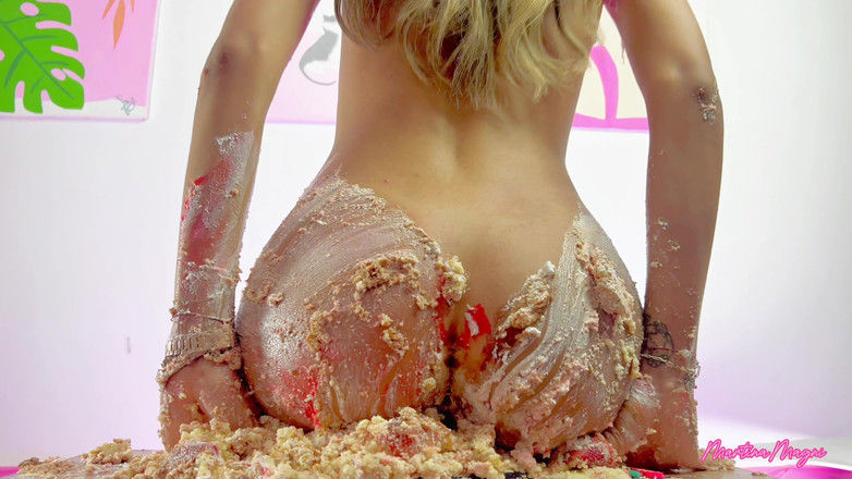 MartinaMagni: 3 케이크 vs Martina의 큰 엉덩이