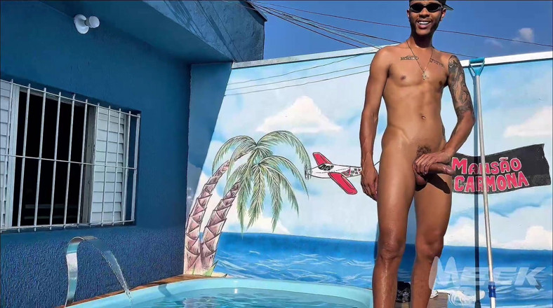 Meck ToyBoy: Wunderschöner Tag am Pool und ein Chaos mit dem Freund..