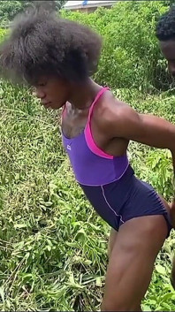 Africký bush s dlouhým čůrákem šuká
