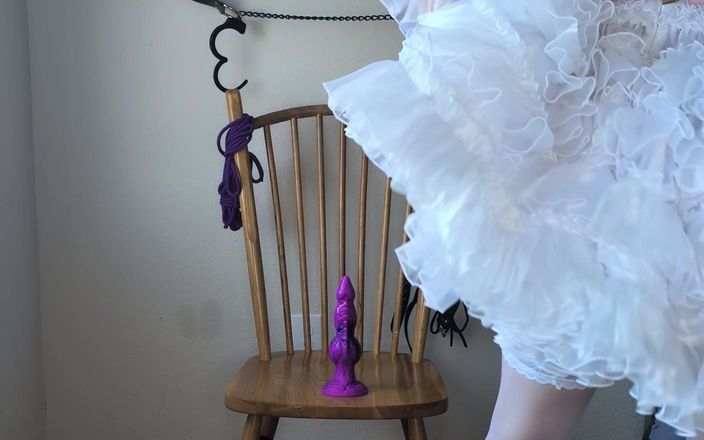 Sissy Candy: Une mariée effrène joue avec beaucoup de godes